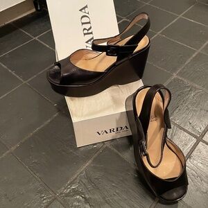 Varda Black Leather Platform Sandal-Like New!